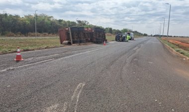 Caminhão tomba em trevo entre MG-427 e MGC-455, não houve vítimas.