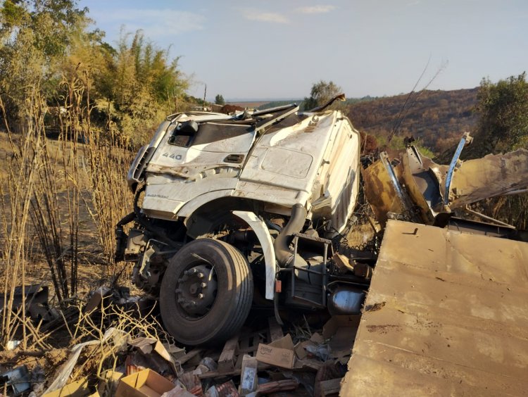 Caminhoneiro morre em capotamento na MGC-452, em Perdizes