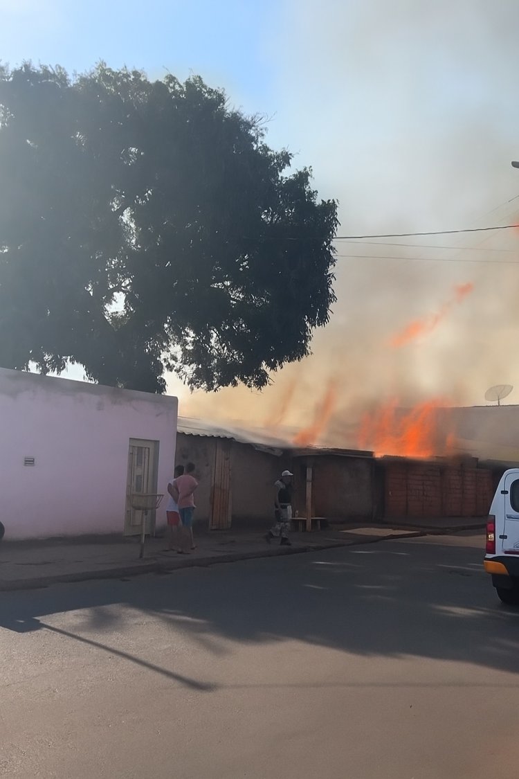 Em ato heroico e de extrema coragem, Policiais Rodoviários desafiam as chamas e salvam idoso em Araguari