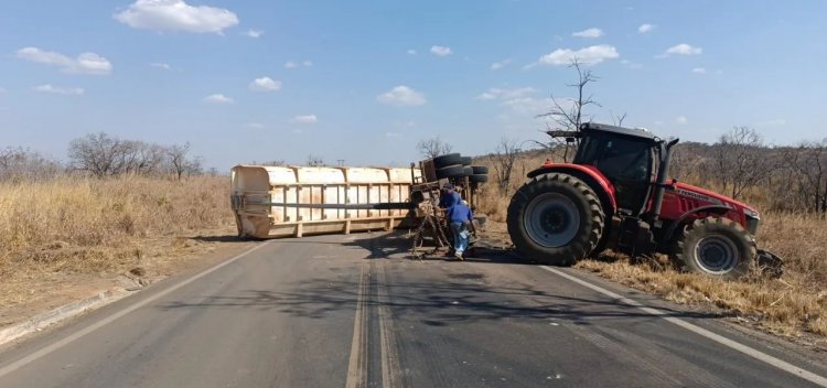 Veículos  tombam na MG-410 em Presidente Olegário; carga de fertilizante se espalha na pista